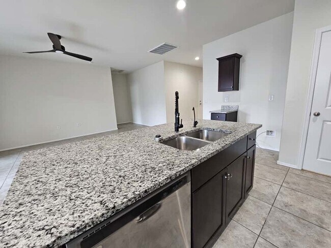 Foto del edificio - 4bedroom 3bath 2 Story Home with ***19 solar panels for low electric bill***