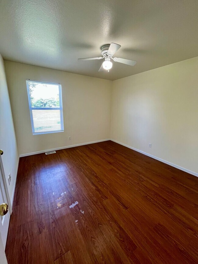 Building Photo - All Inclusive Duplex | 4 Bed | 2.5 Bath