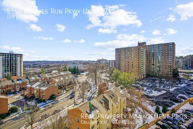 Foto del edificio - Stylish, Updated Condo Near Metro — All Ut...