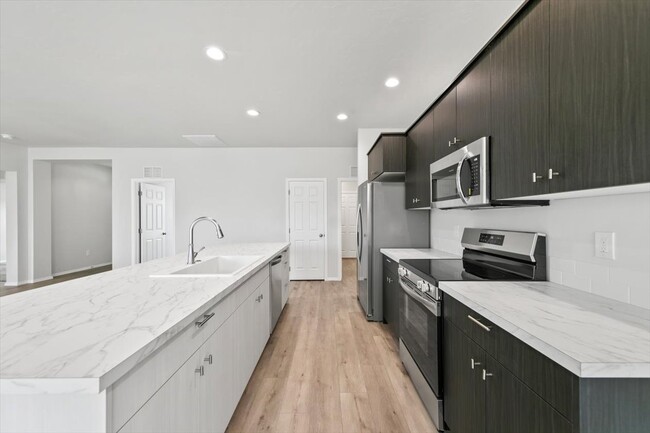 Building Photo - 653 S Blackfoot