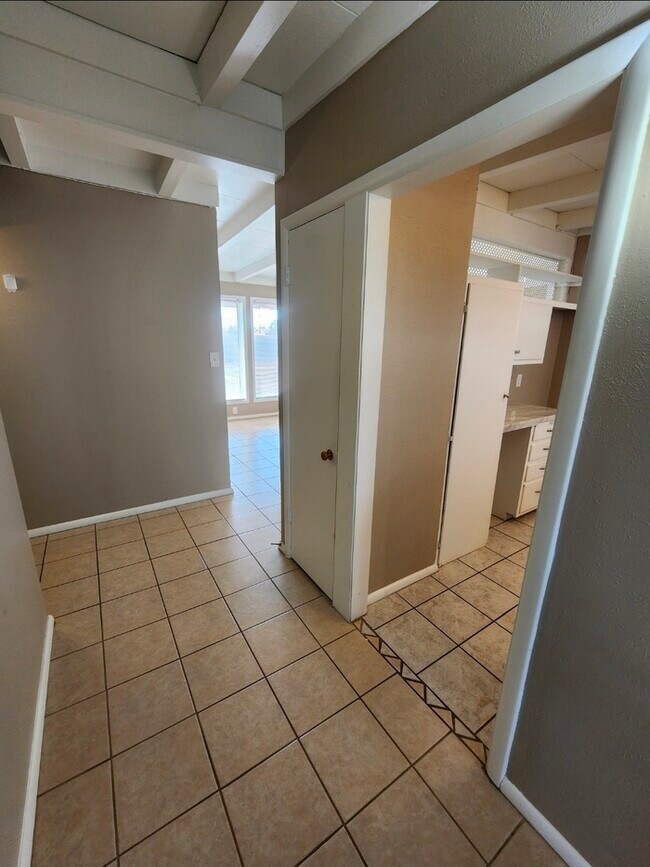 Foto del edificio - 3 bed 2 bath with 1 car carport