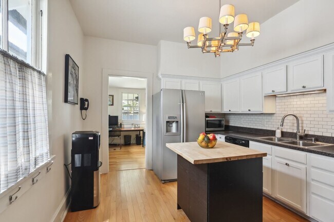 Building Photo - Fabulous Single Fam Uptown Home 3BD/2BA with great yard. AVAILABLE 06/01