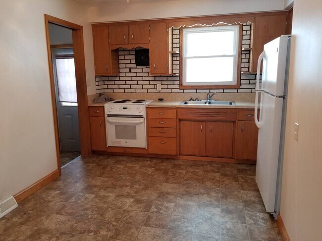 Building Photo - 1411 Silvercrest Dr