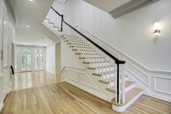 Building Photo - 10 Pine Briar Cir