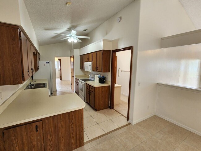 Foto del edificio - 818-817 7 Gables Cir SE