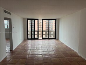 Building Photo - 90 Edgewater Dr