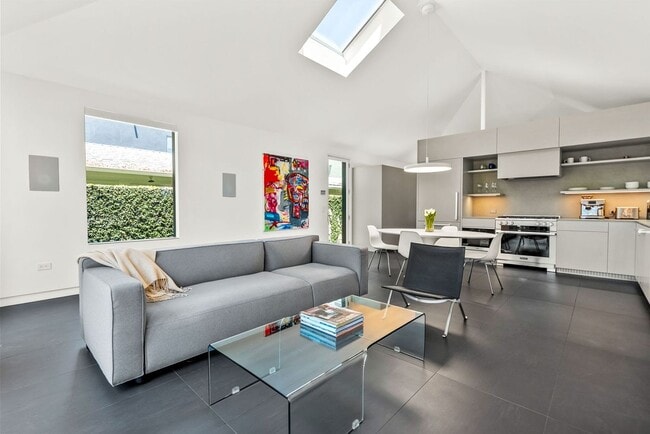 Building Photo - 1527 Cabrillo Ave