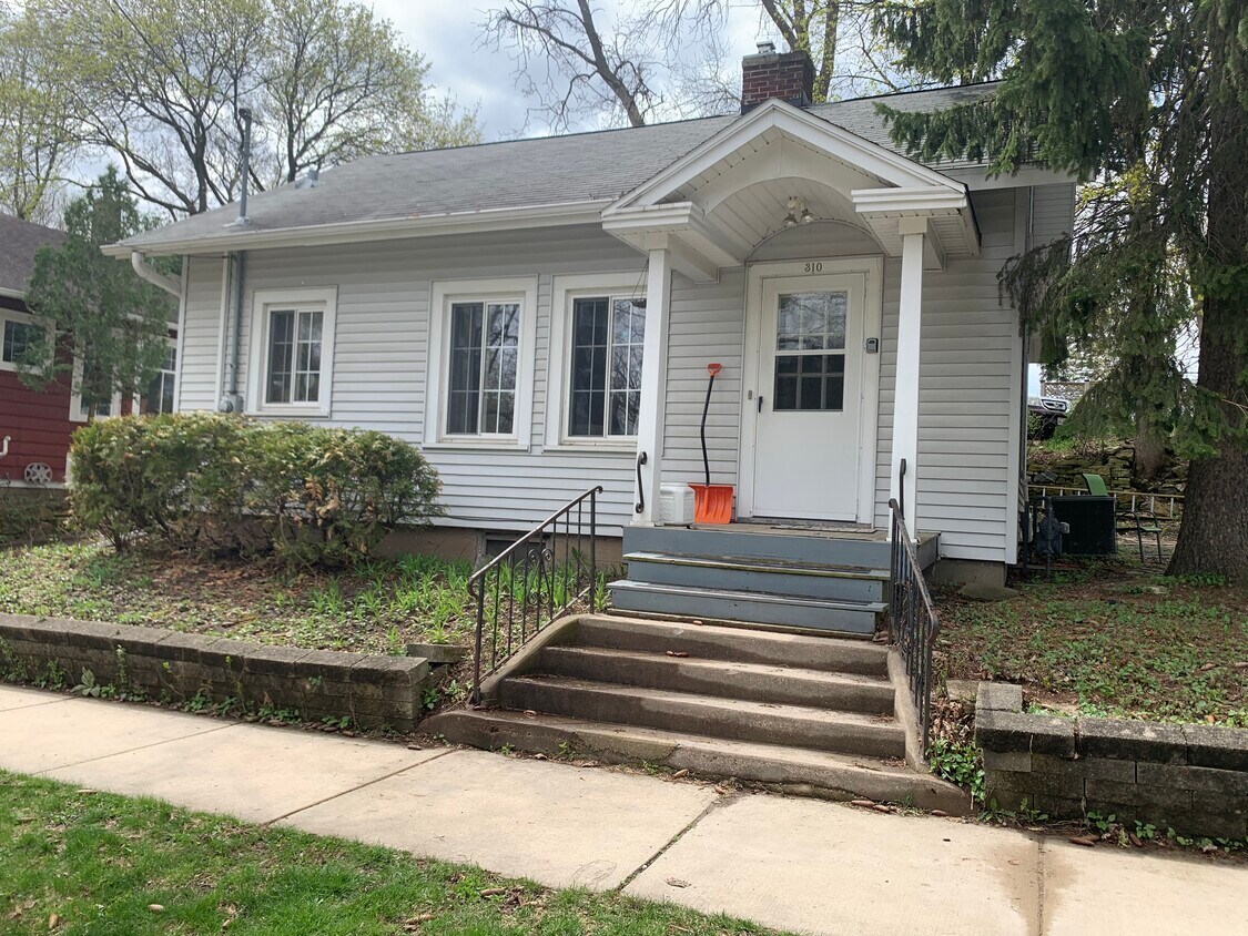 Primary Photo - 310 S Randall Ave