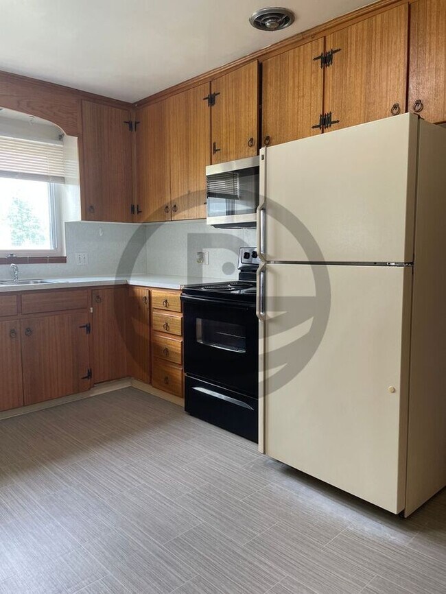 Building Photo - Charming 3-Bedroom Home with Modern Amenit...