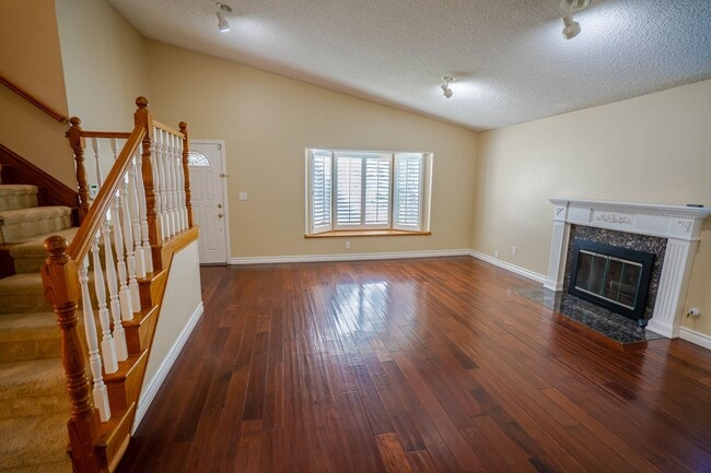 Building Photo - Valencia 4 Bedroom Home for Rent.