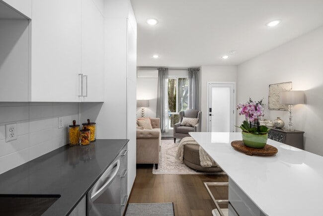 Building Photo - 1816 15th Ave S