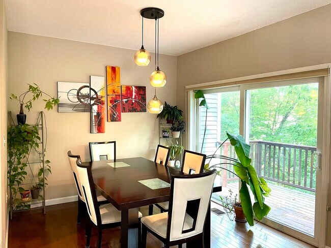 Foto del edificio - 346 Bishops Forest Dr