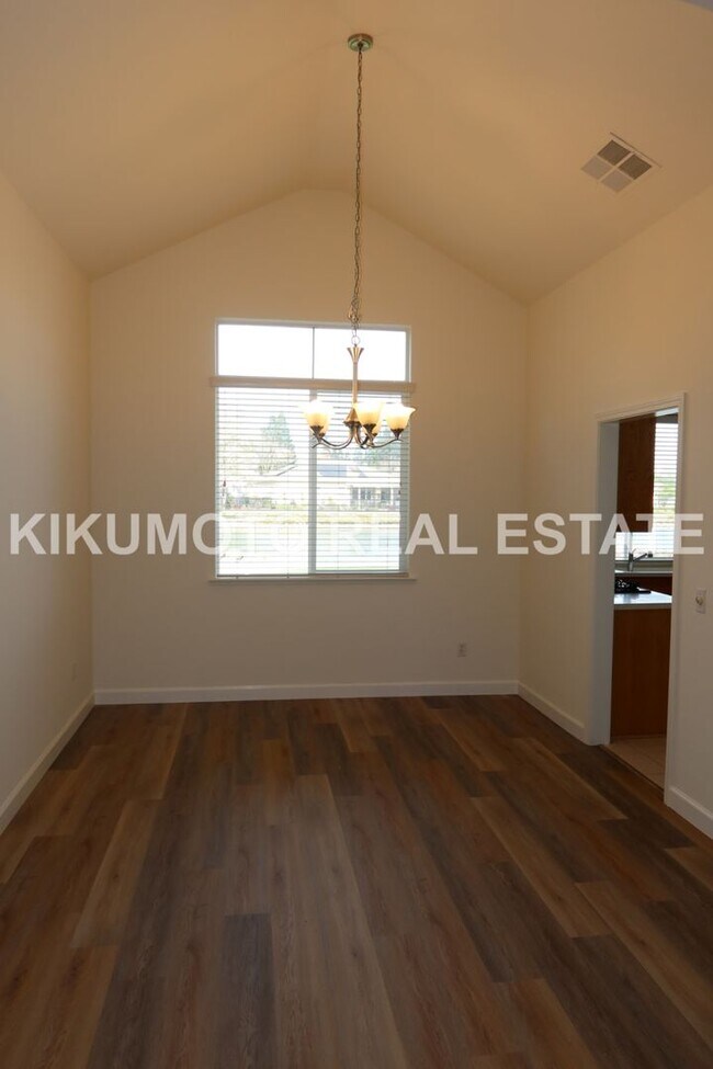 Foto del edificio - Lakefront 4 bedroom, 3 bath, 3 car  in the Lakeside Community