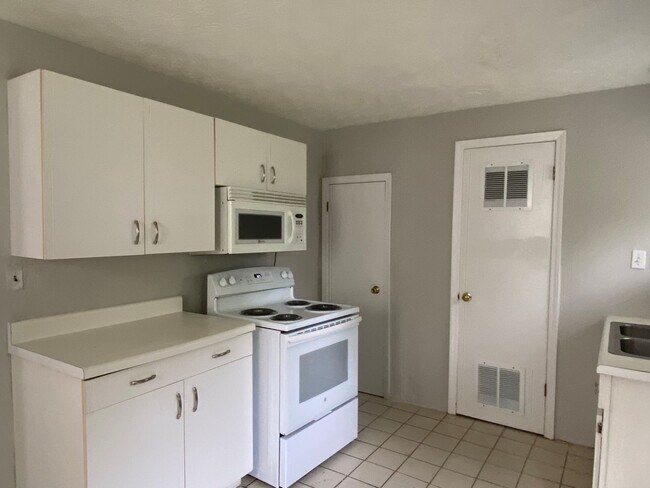 Foto del edificio - 2 Bedrooms, 1 Bathroom - Centre, AL Apartment