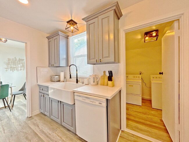 Foto del edificio - 5288 Santa Margarita St