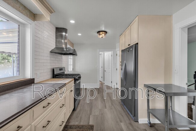 Building Photo - 309 E 200 S