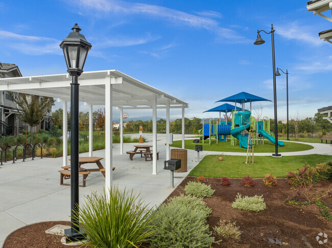 Parque infantil: media cancha de baksetball - Glen Loma Ranch