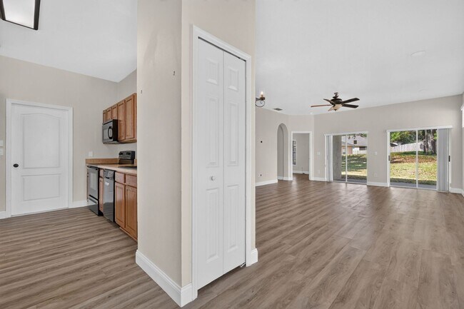 Building Photo - 3/2 Home on a Cul-de-Sac with Beautiful Yard!
