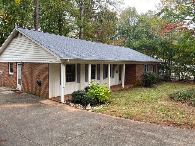 Building Photo - Quiet Cottage in Greensboro NC