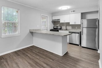 Building Photo - Midtown Oaks Townhomes