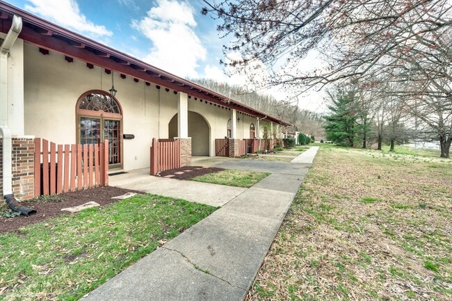Building Photo - Great corner studio location in Belle Forest.