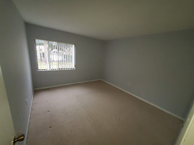 Building Photo - 5333 Vineland Rd