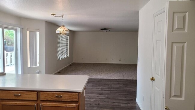 Foto del edificio - 1321 Red Mountain Dr