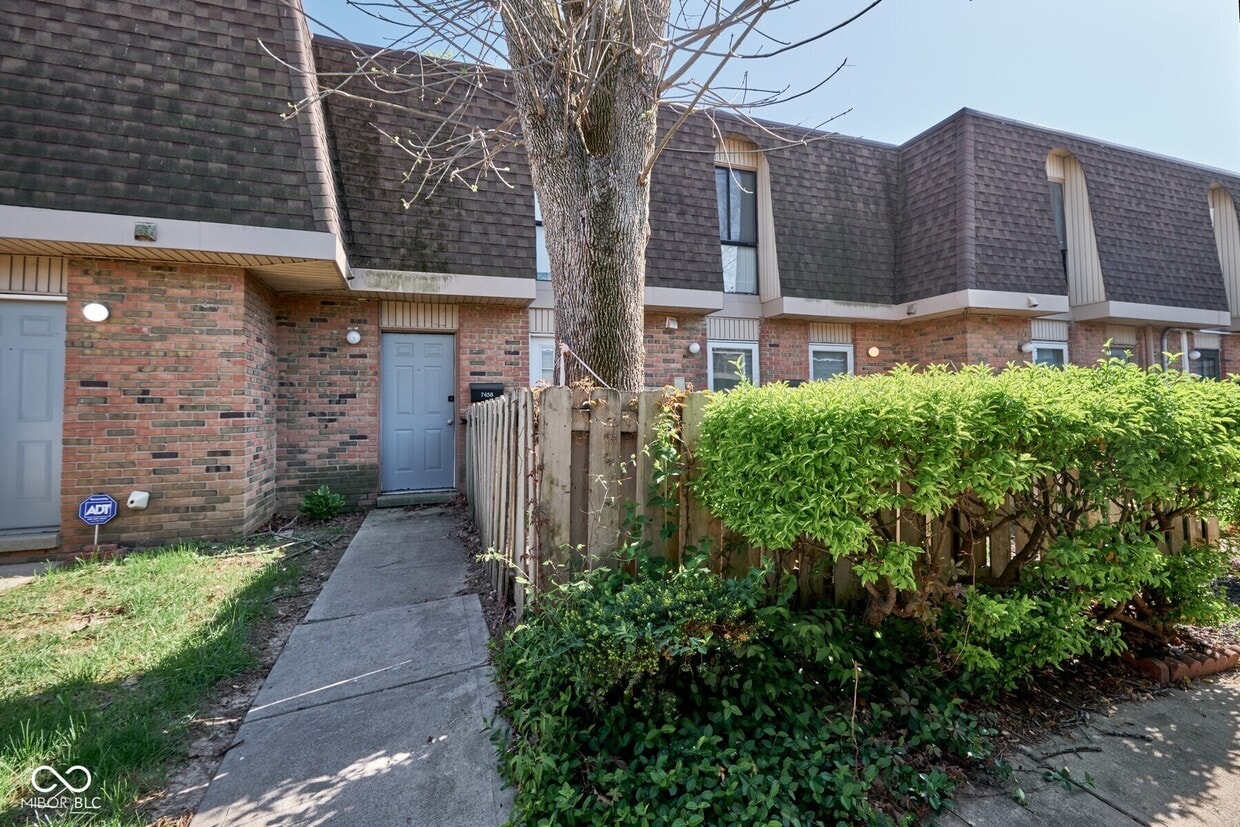 Primary Photo - 7458 Countrybrook Dr