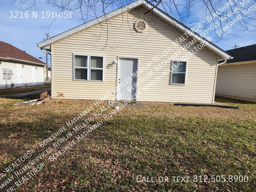 Building Photo - 2 Bedroom Lower Apartment *Pets welcome!