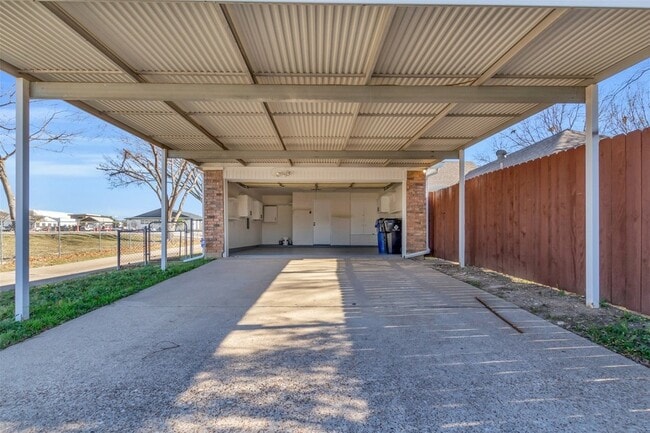 Building Photo - 8691 Pebblebrook Dr