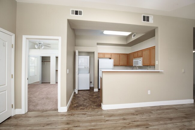 Foto del edificio - LARGE 2 BEDROOM, 2 BATH GROUND FLOOR CONDO...