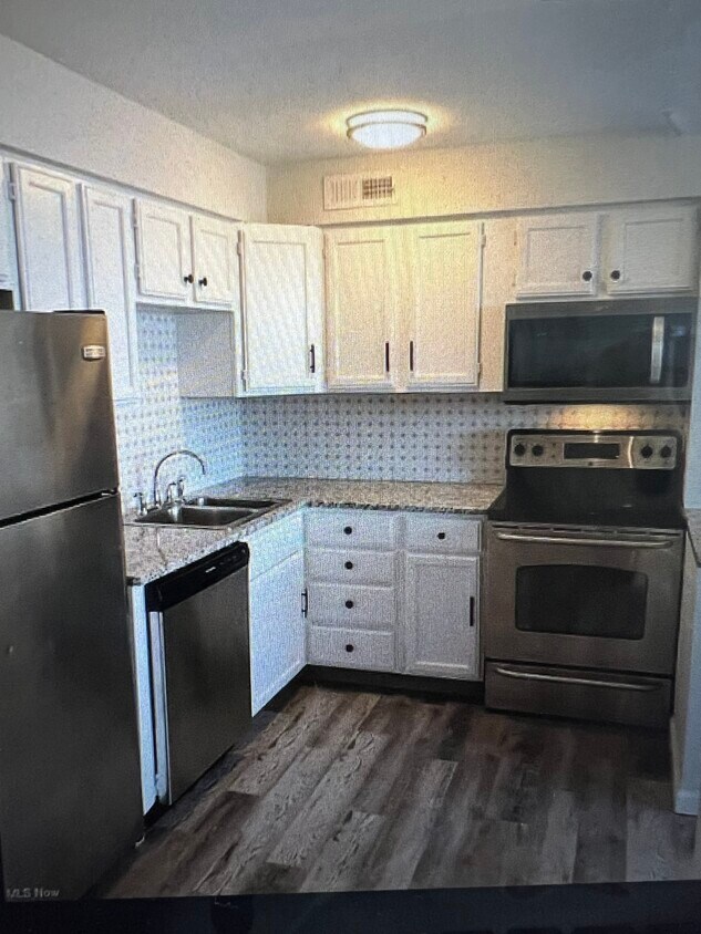 Foto del edificio - 11811 Lake Ave