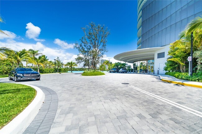 Building Photo - 2411 Laguna Cir