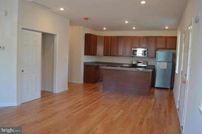Building Photo - 302 Maple St
