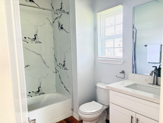 Foto del edificio - 16210 Longwood Spr