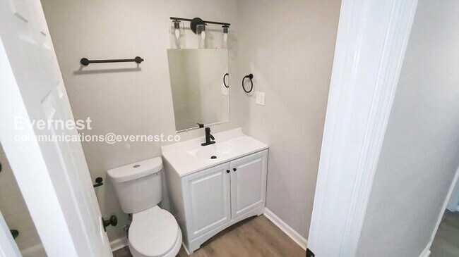 Building Photo - 949 S Harris Ave