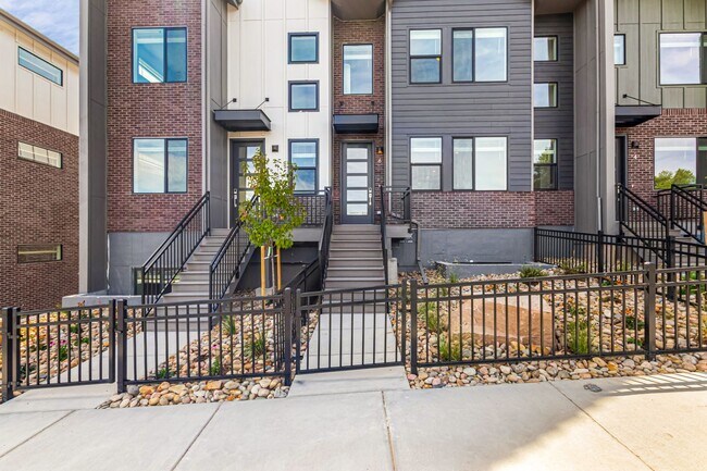 Foto del edificio - Inverness Park Meadows Location BRAND NEW CONSTRUCTION Luxury Townhome