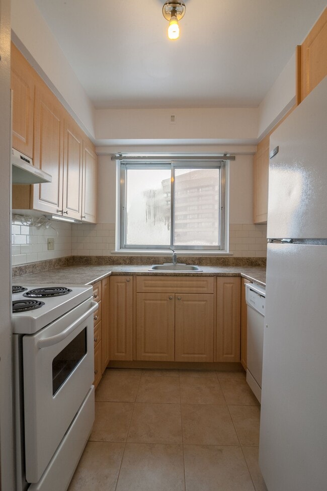 Building Photo - 3555 Chem. de la Côte-des-Neiges