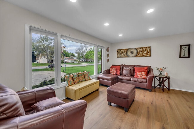 Building Photo - 401 Greentree Pkwy