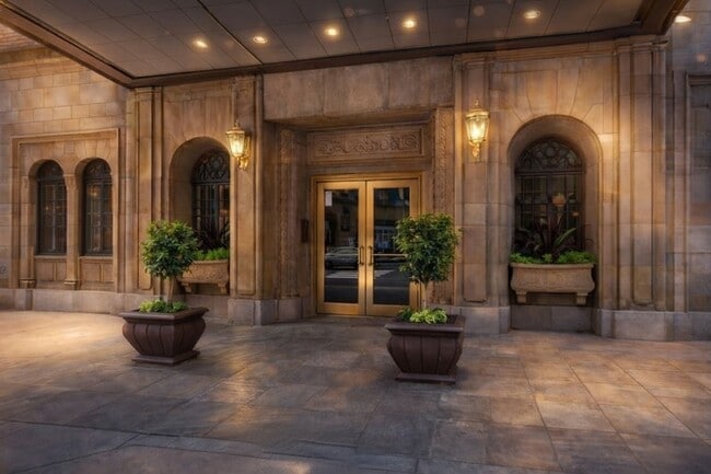 Building Photo - The Drake