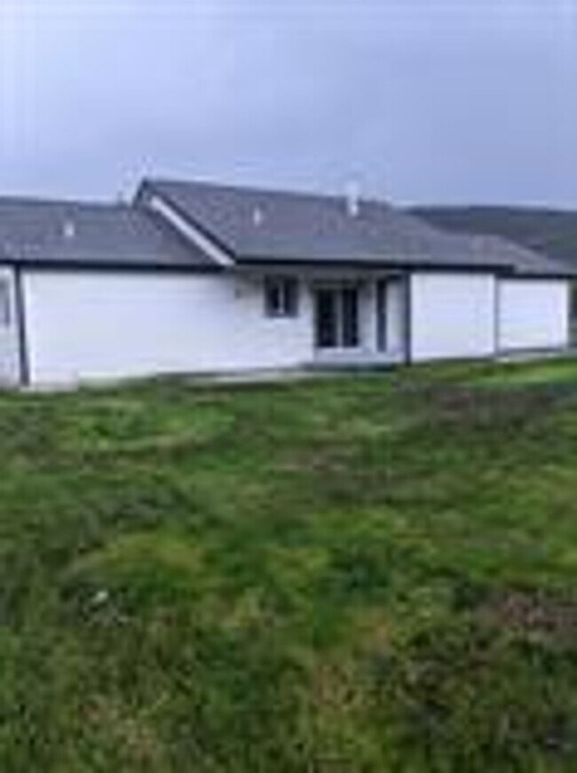 Building Photo - Peaceful Country Living – Updated 4 Bed / ...