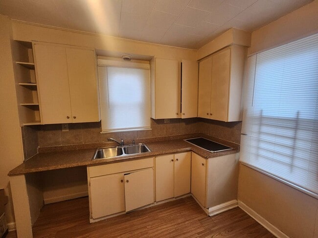 Building Photo - Charming 5-Bedroom Property in Prime Location