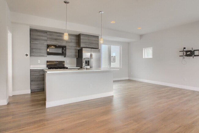 Foto del edificio - 3 Bedroom townhome in Lakewood