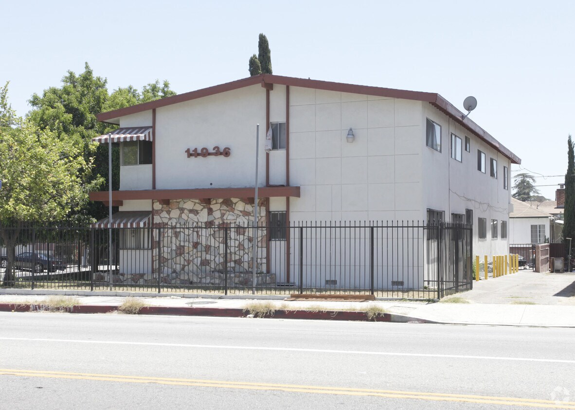 Foto principal - 11936 Vanowen St