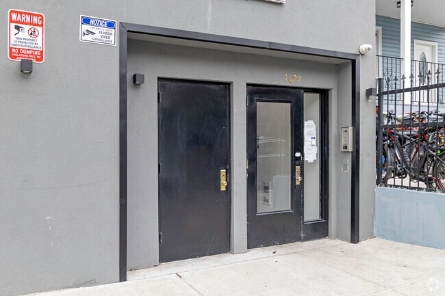 Entranace - 1699 Topping Ave