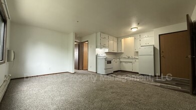 Building Photo - 915 7th Ave N