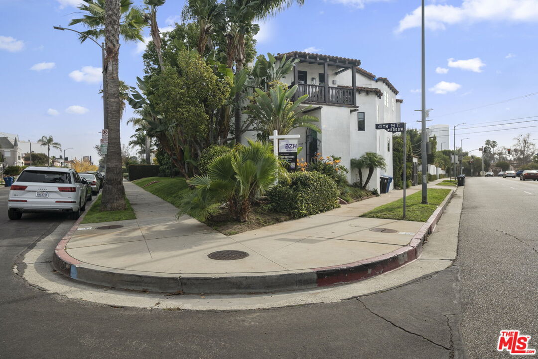 Foto principal - 8014 4th St