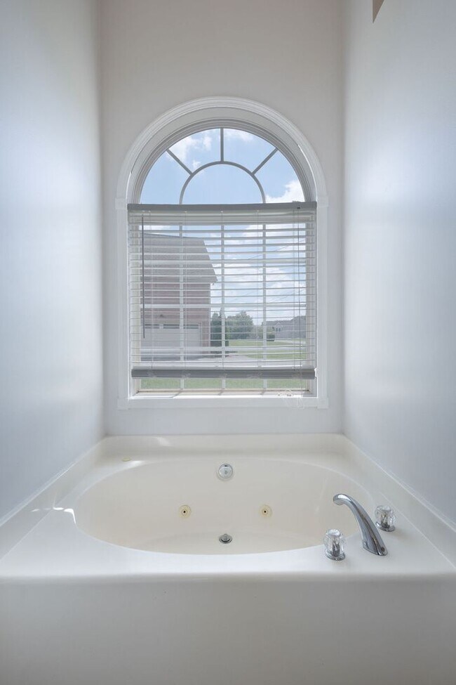 Foto del edificio - 100 Strathmore Ct