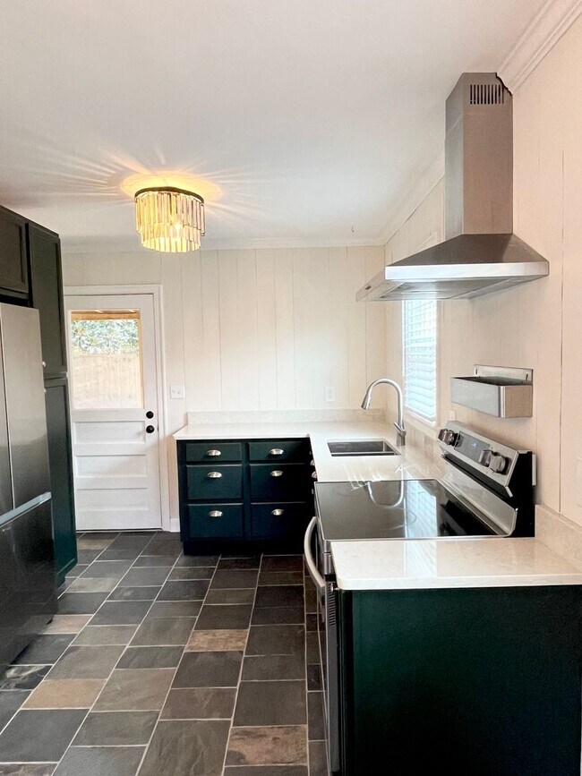 Building Photo - Two Bed, One Bath Home near Daffin Park