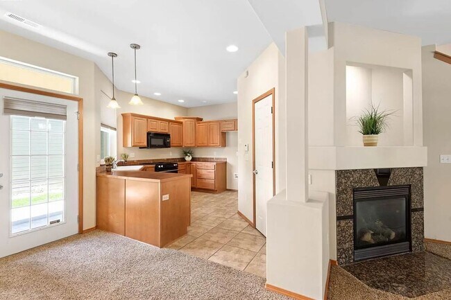 Foto del edificio - ** $500 OFF SPECIAL ** Craftsman Style Tow...